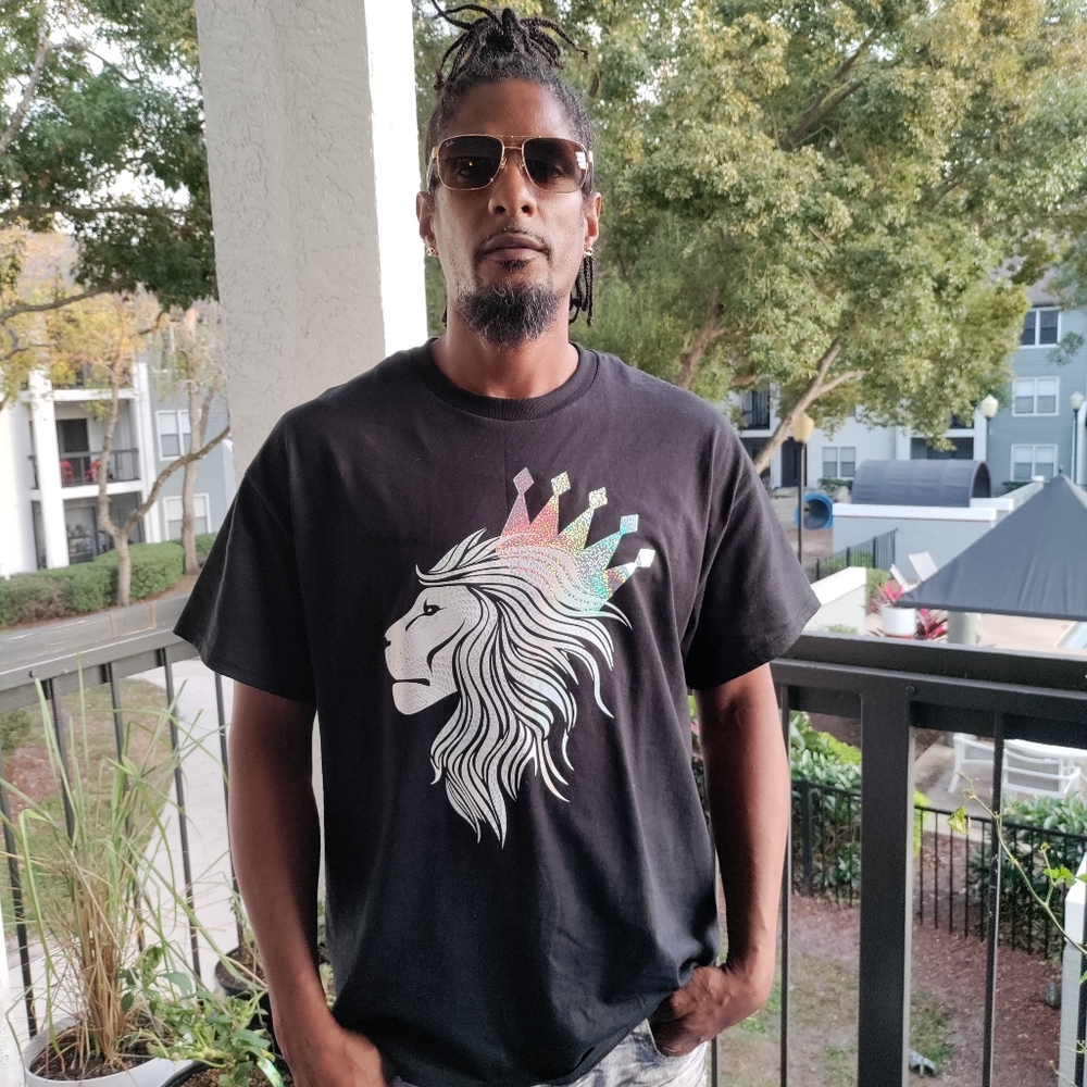 📸 Holographic Crowned Lion T-shirt - Picture 16 of 17